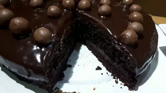 طريقة عمل كيكة الشوكولاتة بالصوص طريقة عمل كيكة الشوكولاتة بالصوص